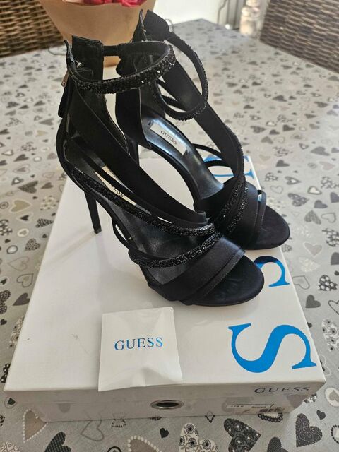 Escarpins Guess P 36 strass et satin 25 Saint-Martin-de-Crau (13)