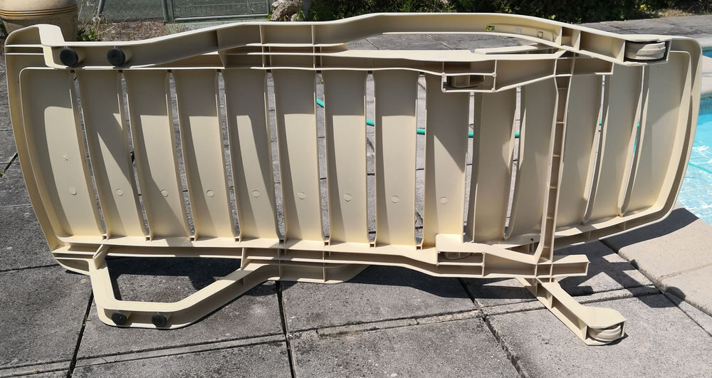 tr&egrave;s confortable lit de piscine et matelas en excellent &eacute;tat Jardin