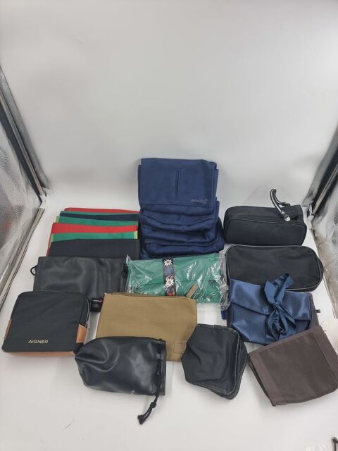 Lot de 23 trousses de toilette, certaines avec accessoire 3 Vulbens (74)