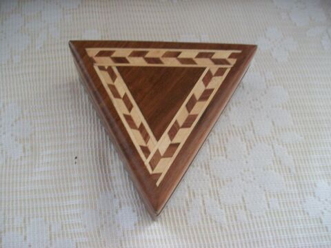 Boîte Coffret triangulaire en bois marqueté artisanal 19 Thizy (69)