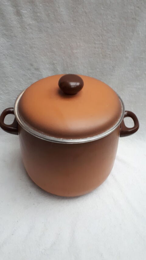 Faitout en acier �maill� 
8 Montigny-Lencoup (77)