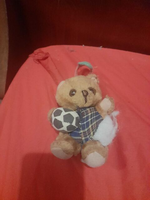 peluche avec ballon Sauzé-Vaussais (79)