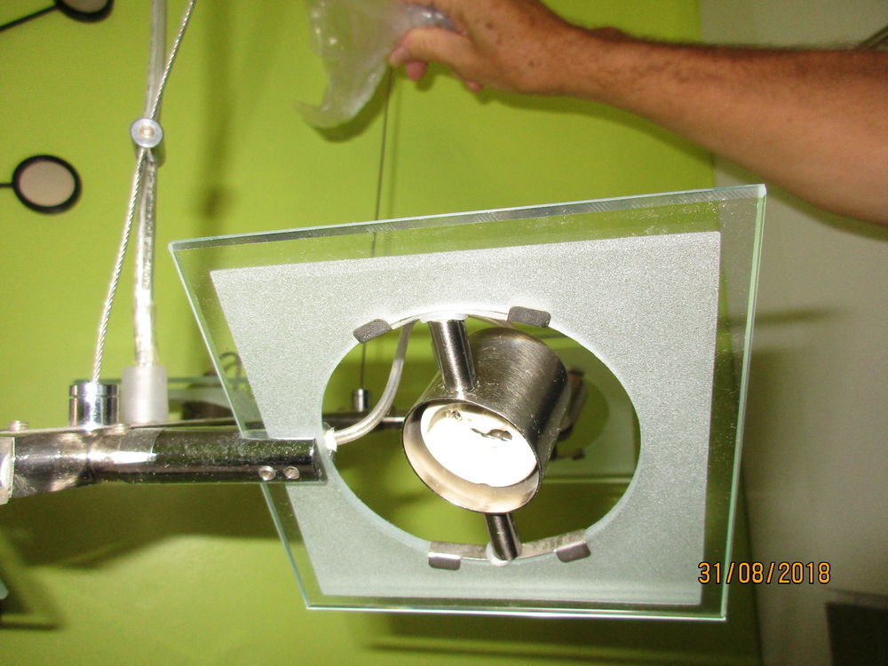 un luminaire moderne m&eacute;tal , et verre
Décoration