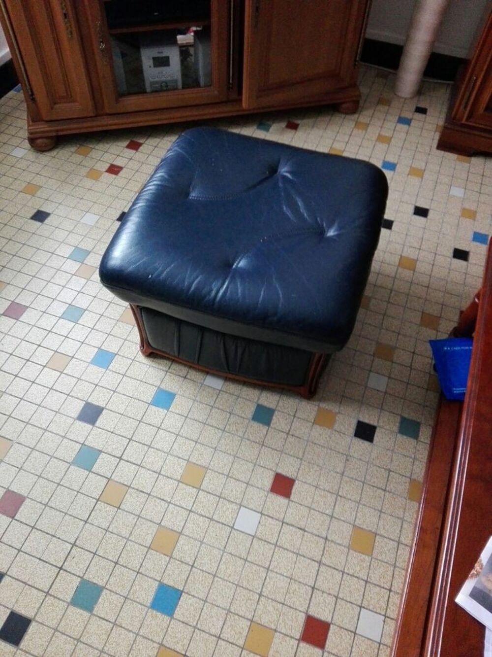 Pouff carr&eacute; ,je peux vous donner les dimensions,de couleur bleu,le contour au pied et de l acajou Meubles