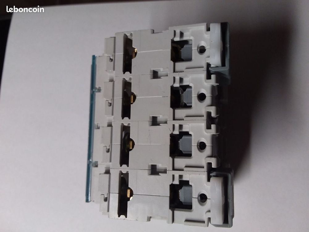 Hager - Disjoncteur 4P 6-10kA courbe C - 32A R&eacute;f : NFN432 Bricolage