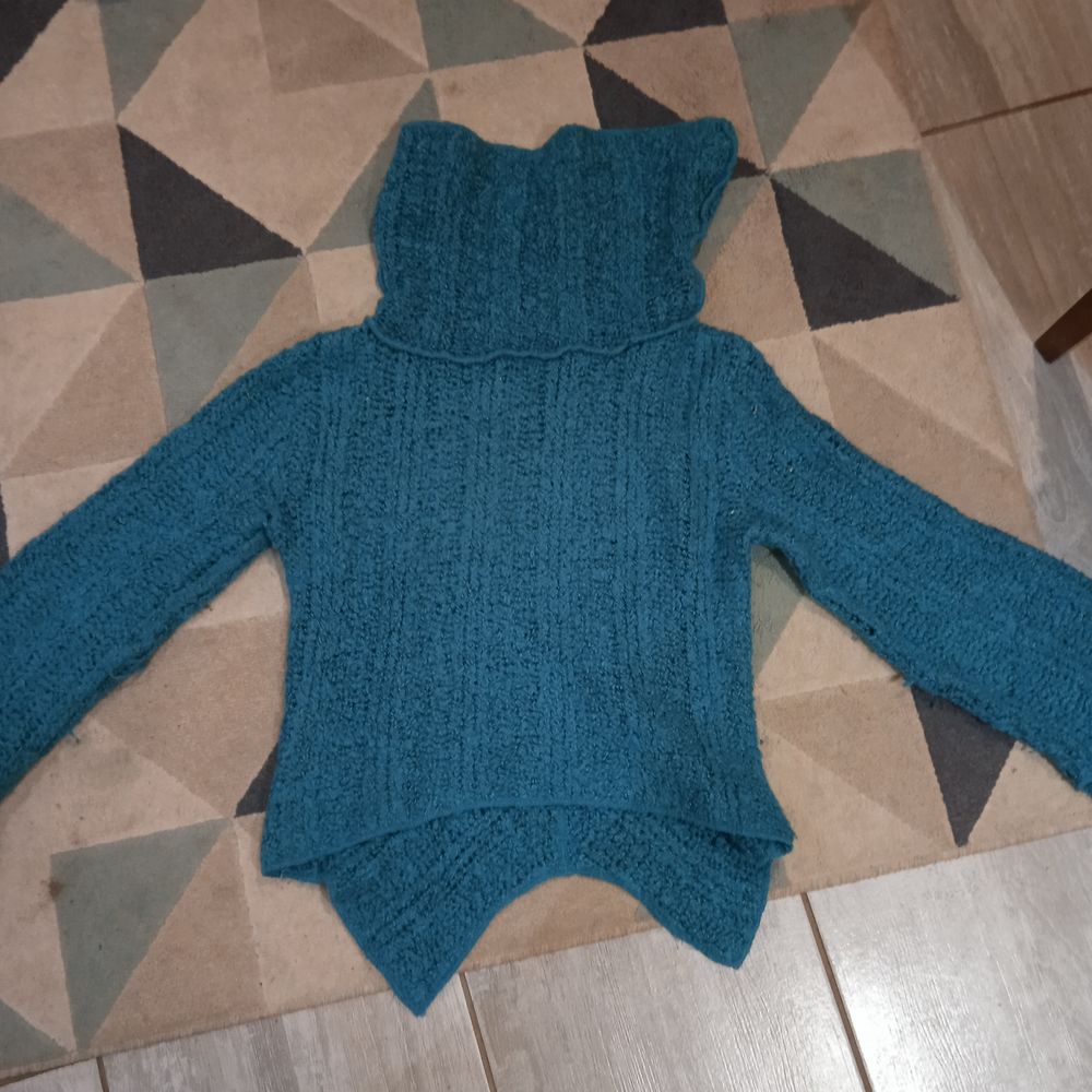 Pull bleu court col roul&eacute; T 2 80 % acrylique 17% mohair 3% p Vêtements