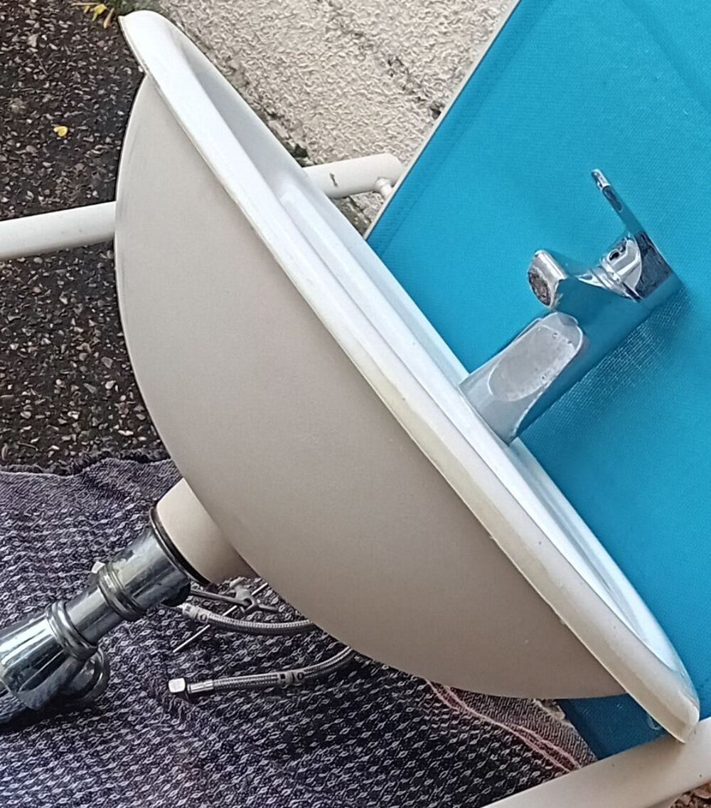 Lavabo blanc 
Meubles