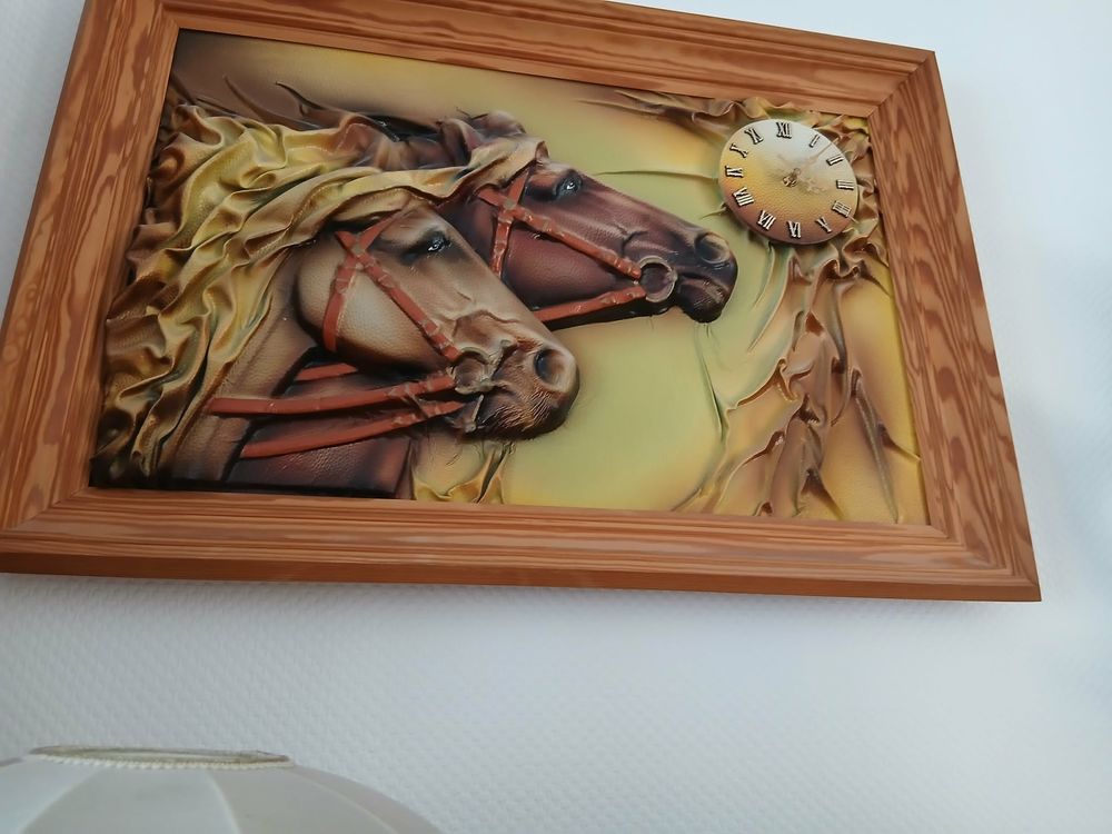  Cadre artisanal t&ecirc;tes chevaux cuir relief, horloge N&deg;1463 Décoration
