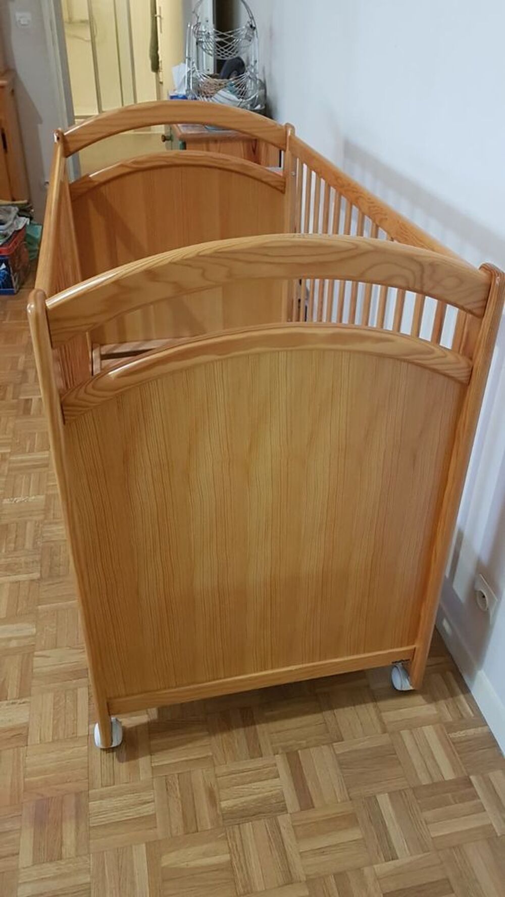 Lit b&eacute;b&eacute; en pin couleur miel Mobilier enfants