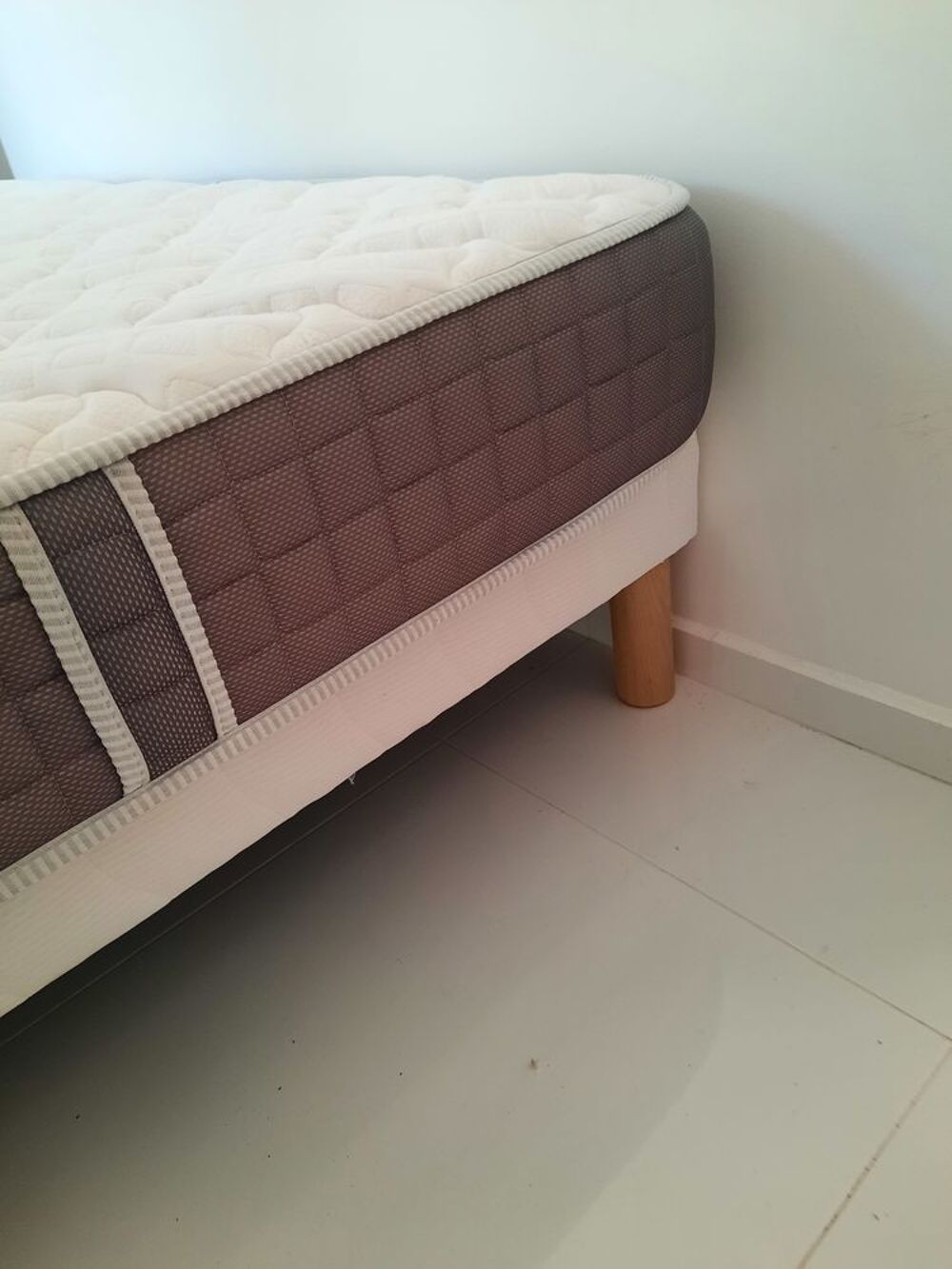 Sommier et matelas m&eacute;moire de forme 160x200cm Meubles