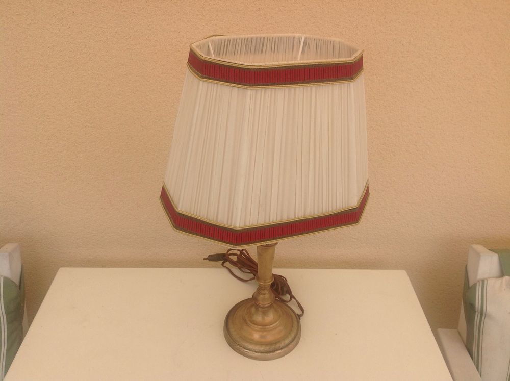 belle lampe avec abat jour et deux lumieres. Décoration