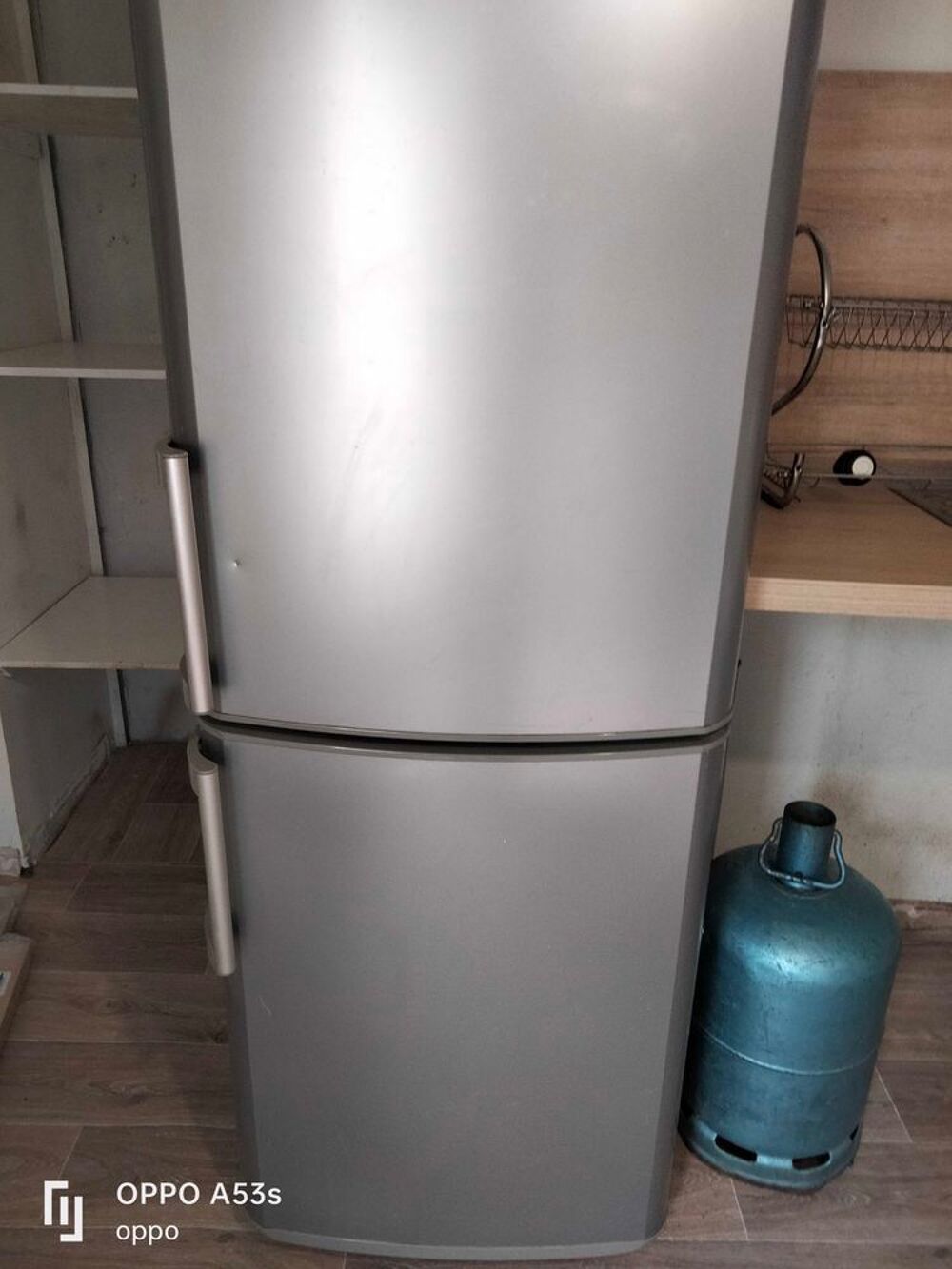 en cause d&eacute;m&eacute;nagement un frigo cong&eacute;lateur casi Neuf Whirlpool &agrave; 250€ et une machine &agrave; laver &agrave; 100e merci Electroménager