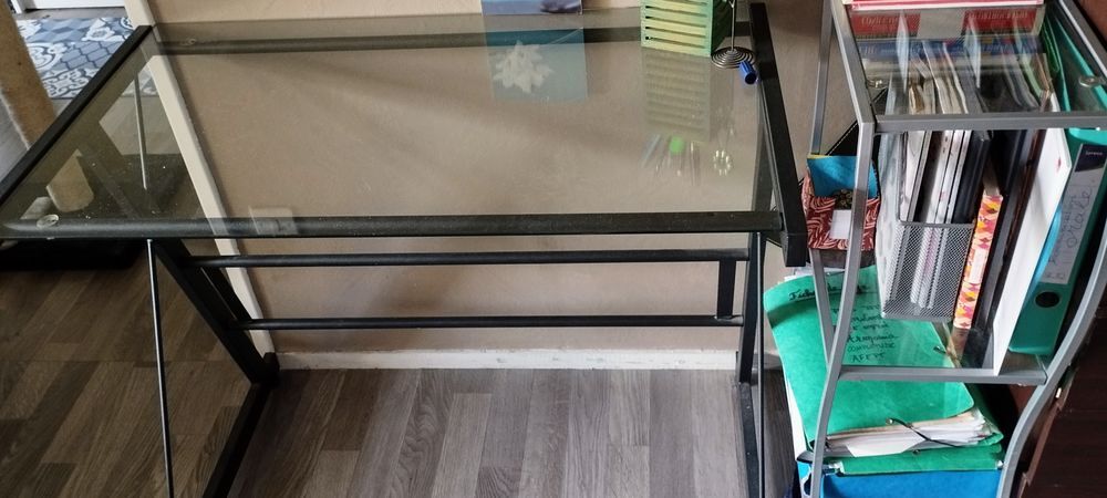 Bureau et sa sellette en verre . Meubles
