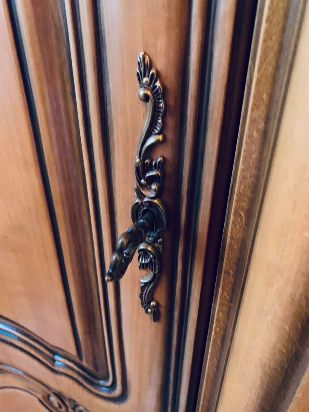 Armoire Style Louis XV merisier 3 placards. Avec miroir. Meubles