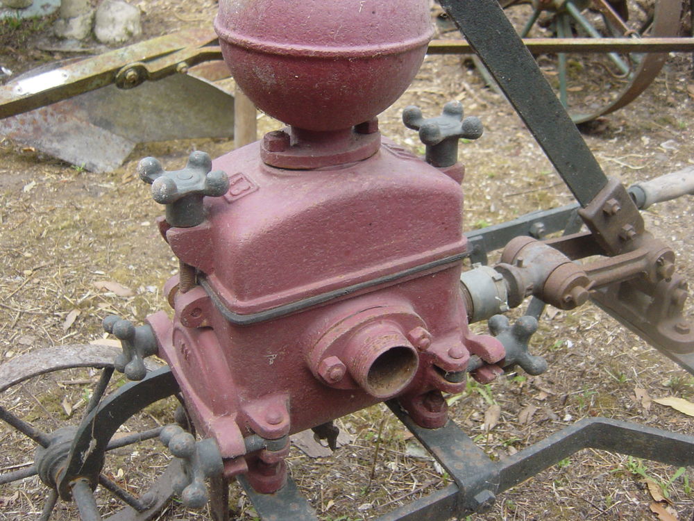 ANCIENNE POMPE A VIN MARQUEE AB
ROUES EN FER Décoration