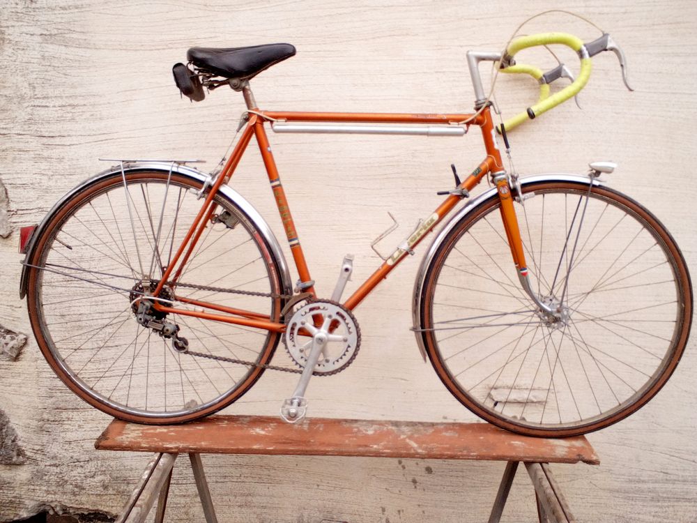 Beau v&eacute;lo de route avec pneus tr&egrave;s bon &eacute;tat.- 10 vitesses - Vélos