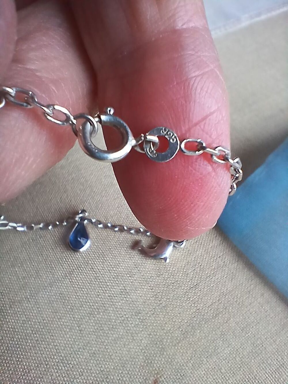 BRACELET AVEC PENDENTIFS DAUPHIN ET GOUTTE D'EAU BLEUE Bijoux et montres