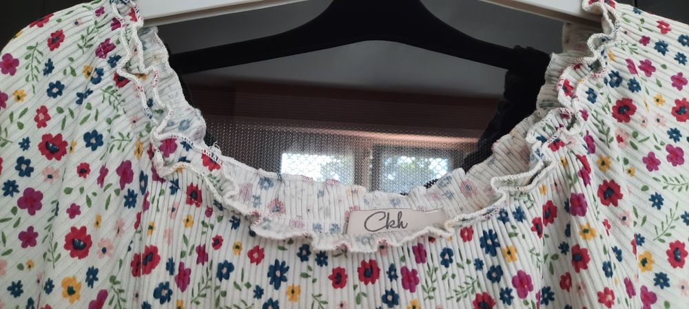 Joli tee-shirt fleuri Clockhouse taille M - En tr&egrave;s bon &eacute;tat Vêtements