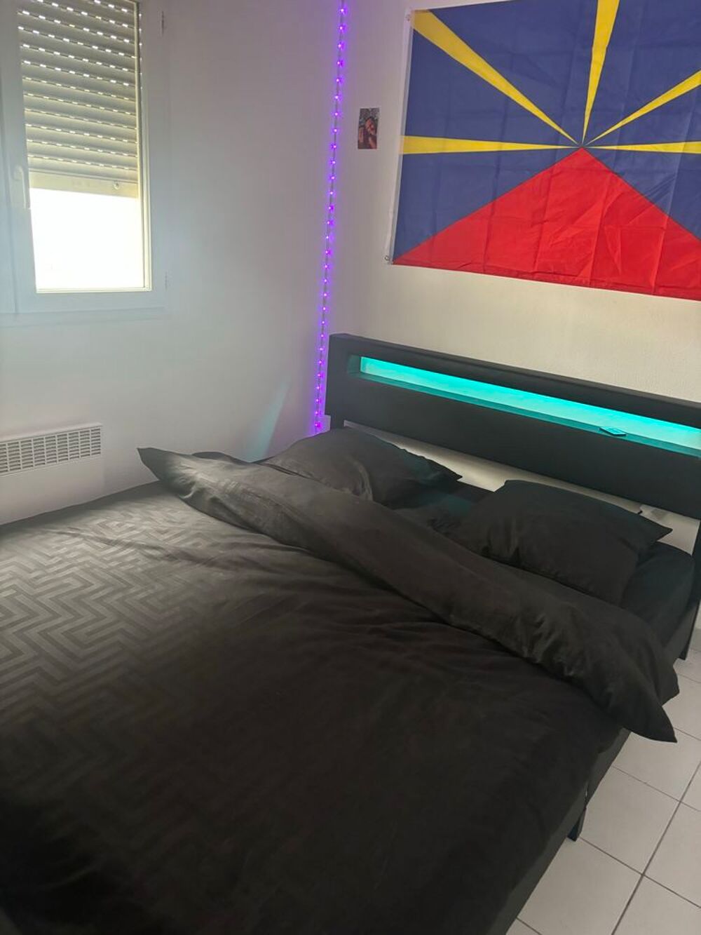 Sommier avec LED + Matelas 160x200 €" Comme neuf, achet&eacute; il y a 1 mois et demi Meubles