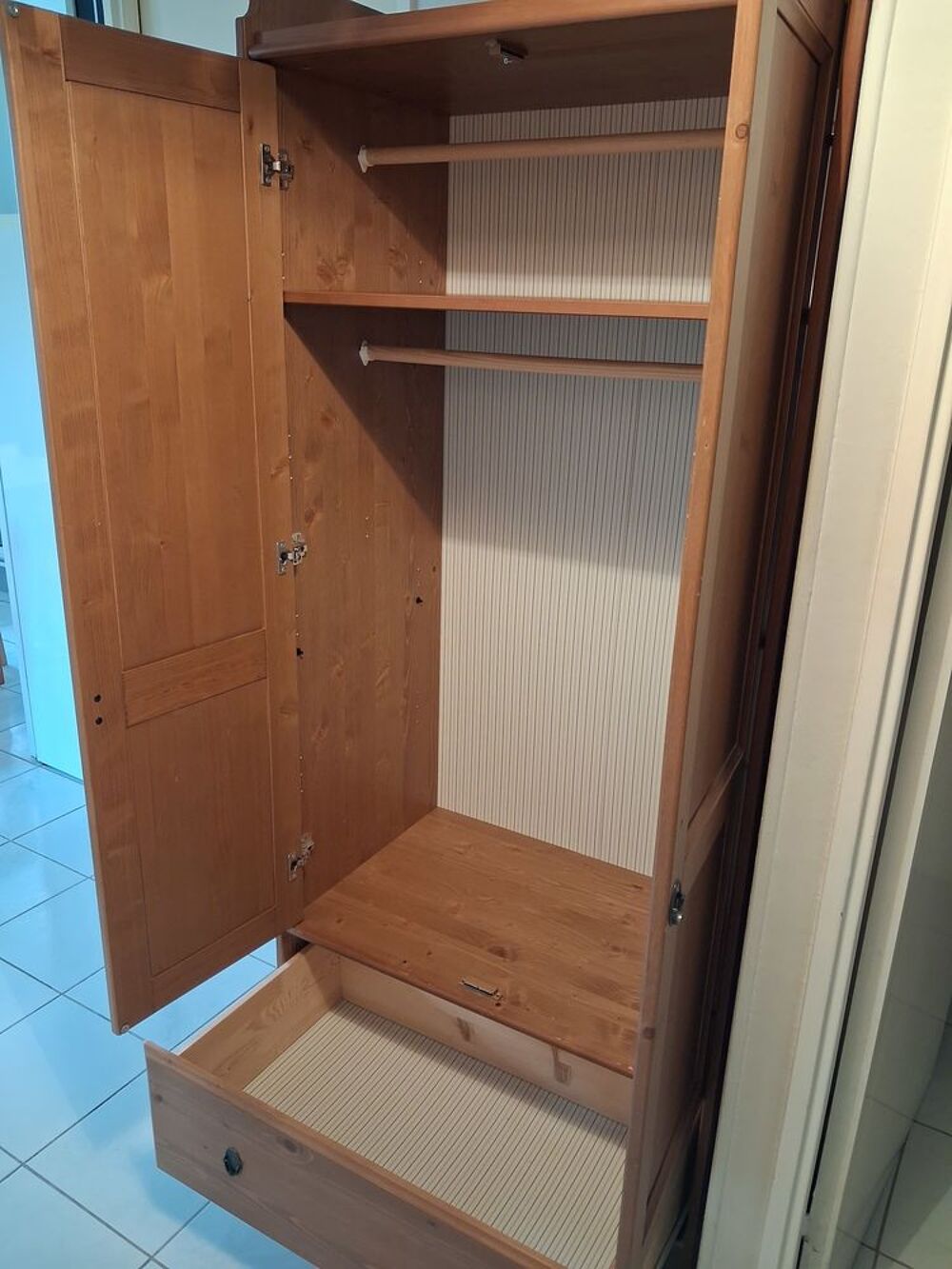 une armoire 2 portes Meubles