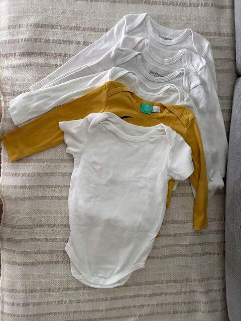 Lot de 6 bodies, différentes tailles Trignac (44)