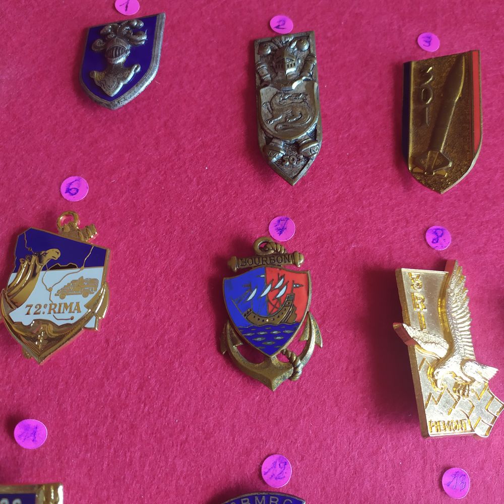 lot de 29 insignes militaires anciens avec attaches 
