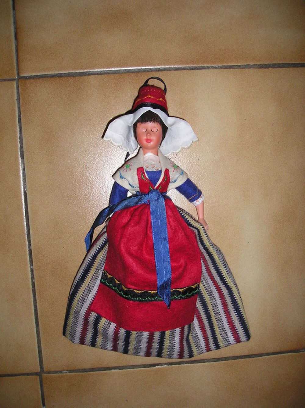 Lot de 3 poup&eacute;es anciennes dans leur costume r&eacute;gional
