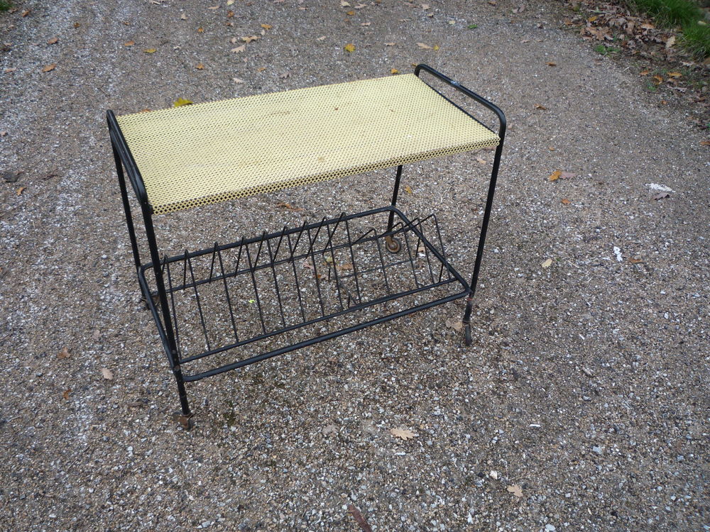 Table m&eacute;tallique vintage porte vinyles et tourne-disques
Meubles