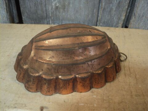 Ancien Moule � G�teau en Cuivre. 
Longueur 16,5cm, largeur  35 Loches (37)
