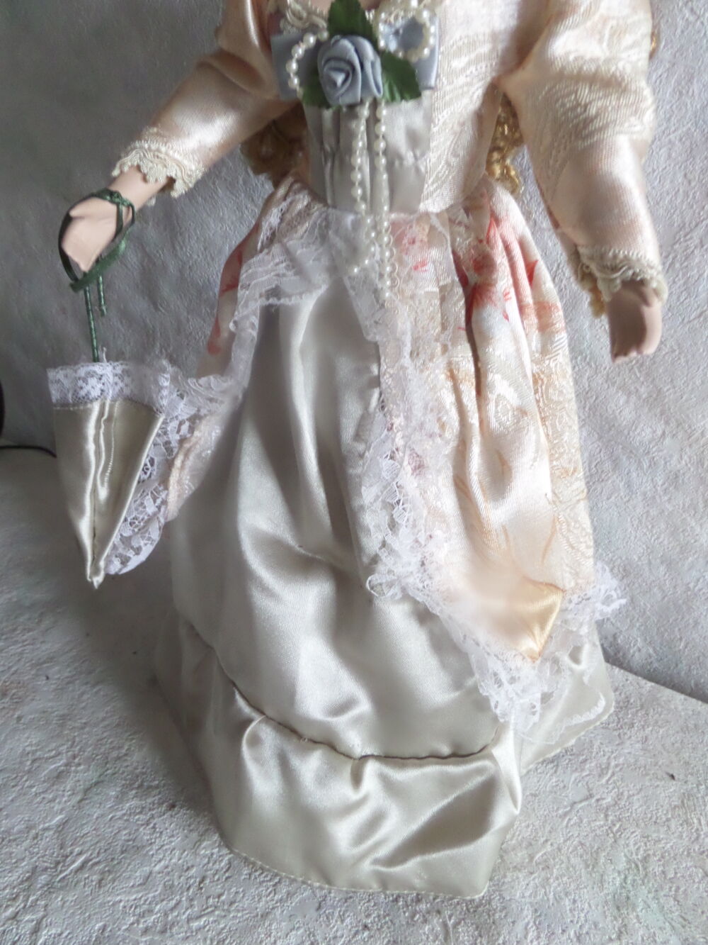 poup&eacute;e en porcelaine 