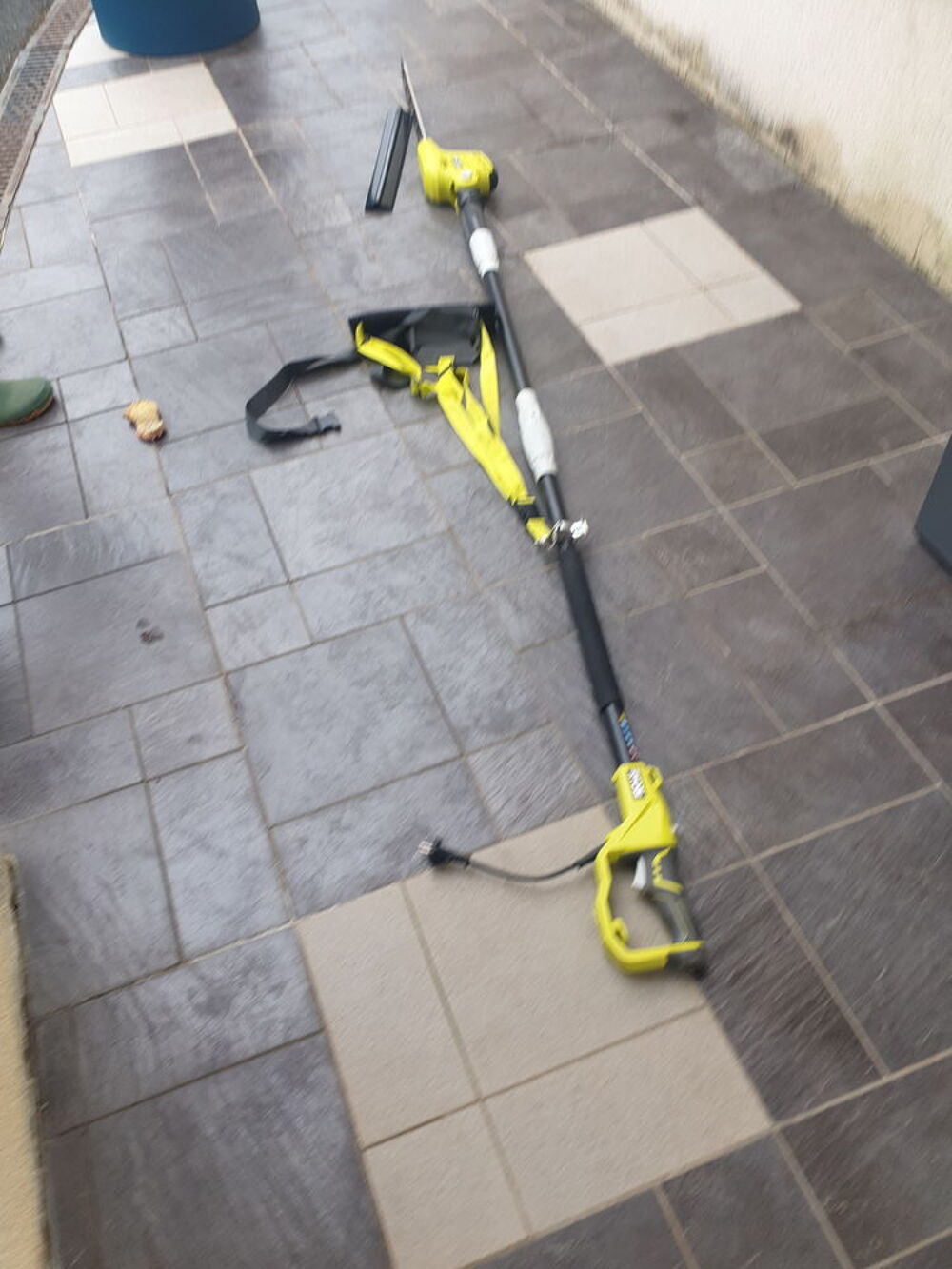 Taille haie sur perche &eacute;lectrique. RYOBI Jardin