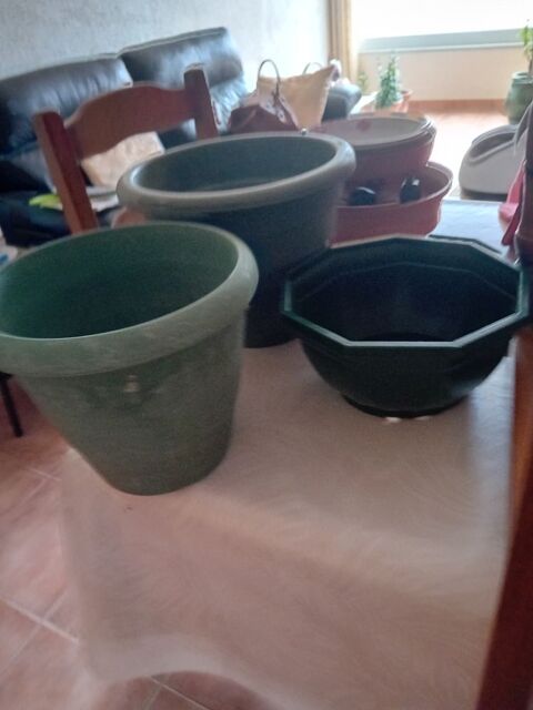 POTS DE FLEURS A GOGO à partir de 3€ pièce le pot 
et plante 3 St Mitre (13)