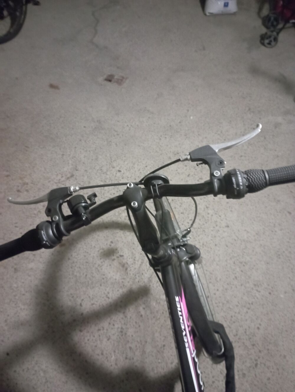 VTT femme neuf rose et noir double vitesse Vlos