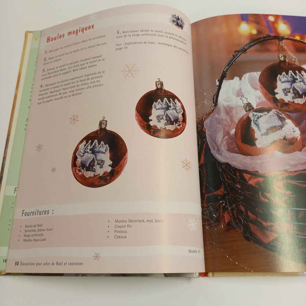 D&eacute;coration pour la f&ecirc;te de no&euml;l , avec une grande quantit&eacute; d Livres et BD
