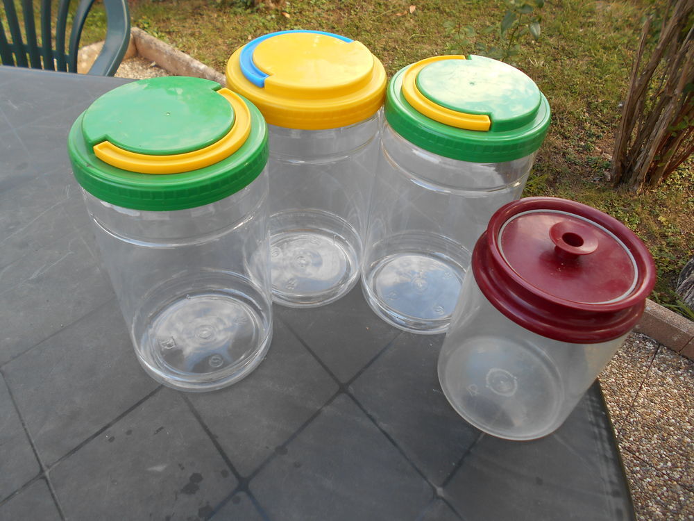 Lot de gros r&eacute;cipients cylindriques en plastique Cuisine