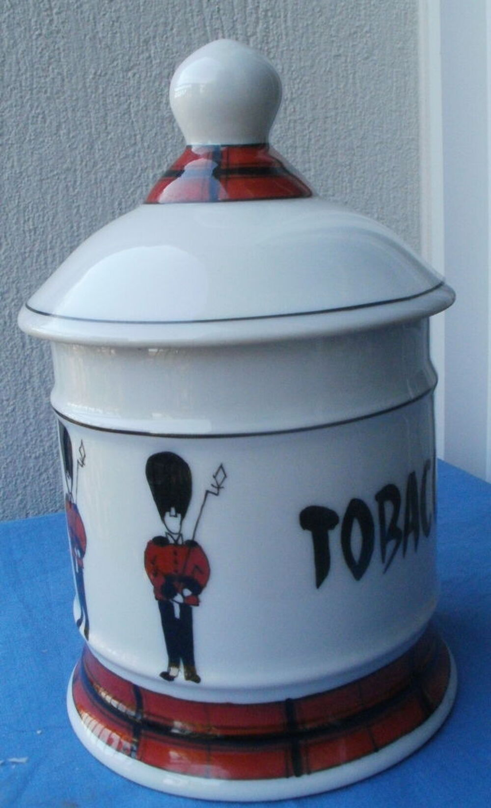 POT &agrave; TABAC en porcelaine, estampill&eacute; J. GUET ALBI Décoration