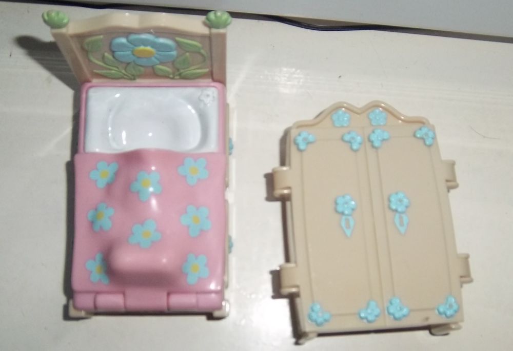Petite armoire et son lit pour mini poup&eacute;e Jeux / jouets