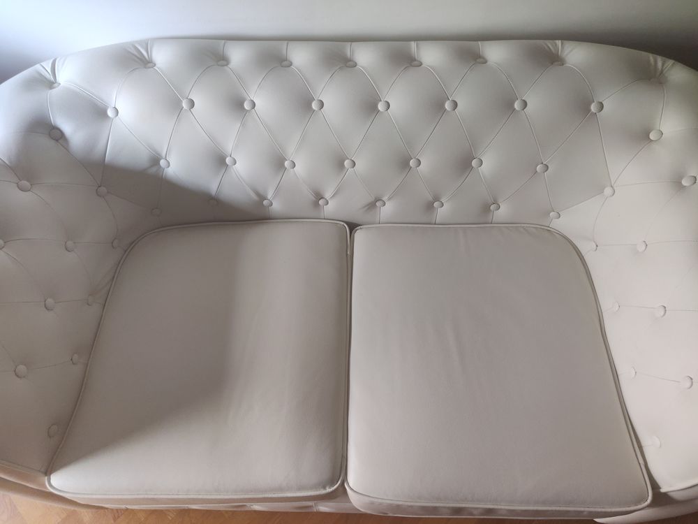Canap&eacute; Chesterfield capitonn&eacute; blanc &agrave; 2 places Meubles