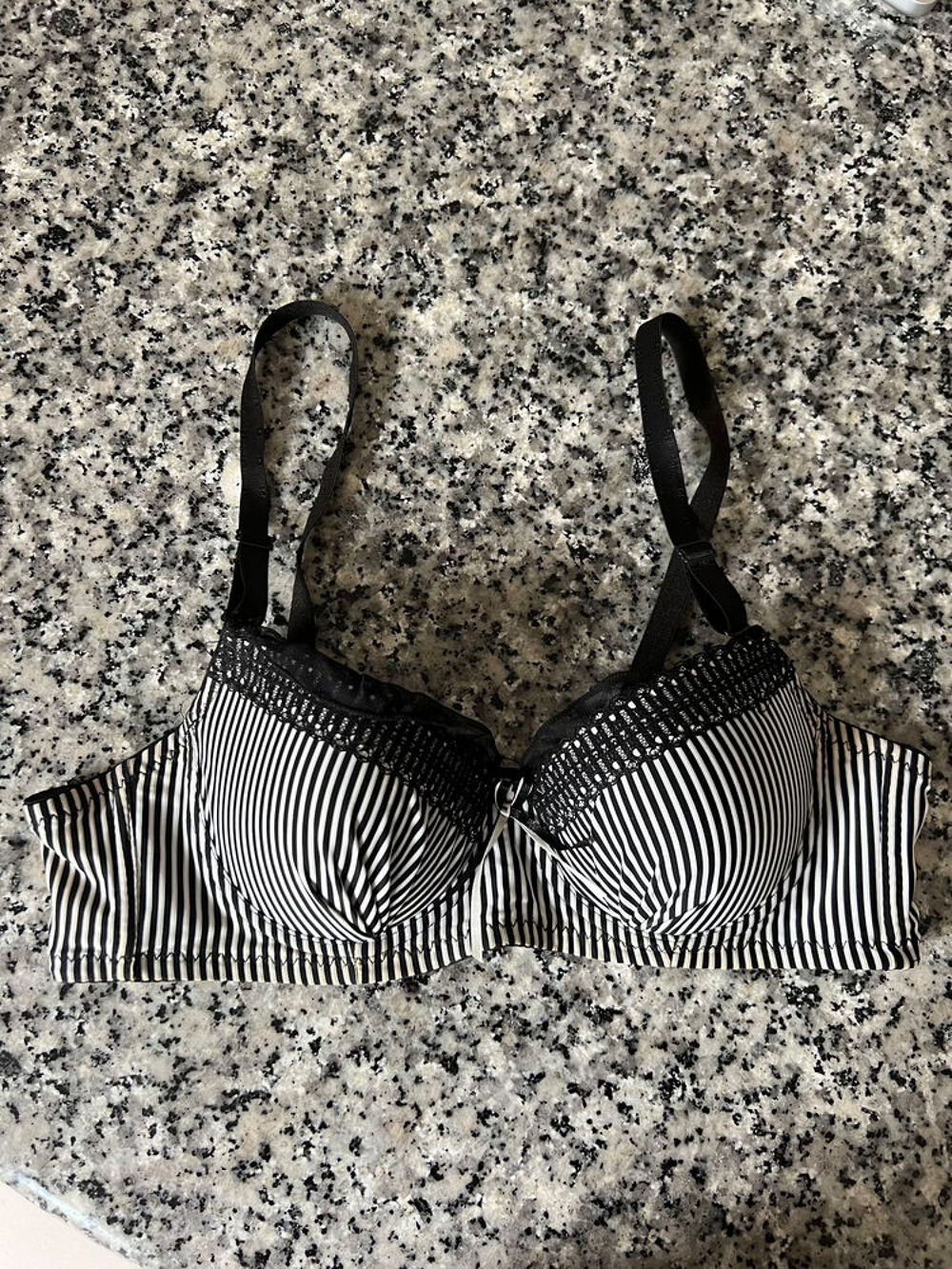 Soutien-Gorge Ray&eacute; Noir et Blanc Dentelle Taille 90B ? Neuf Vêtements