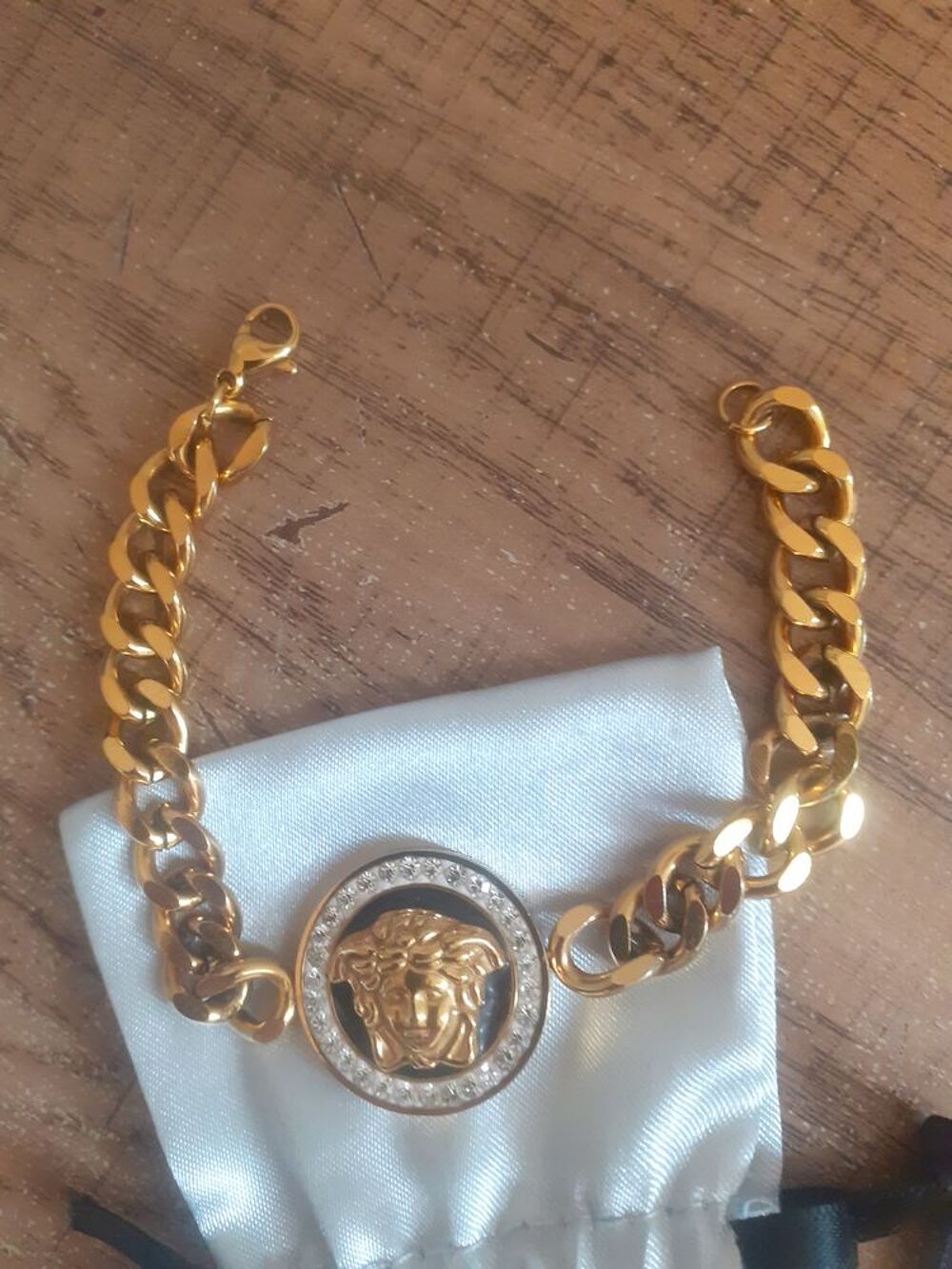Bracelet dor&eacute; m&eacute;dusa Neuf Bijoux et montres