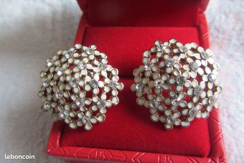 BOUCLES D'OREILLES PERCEES EN FORME DE FLEURS 15 Le Palais-sur-Vienne (87)