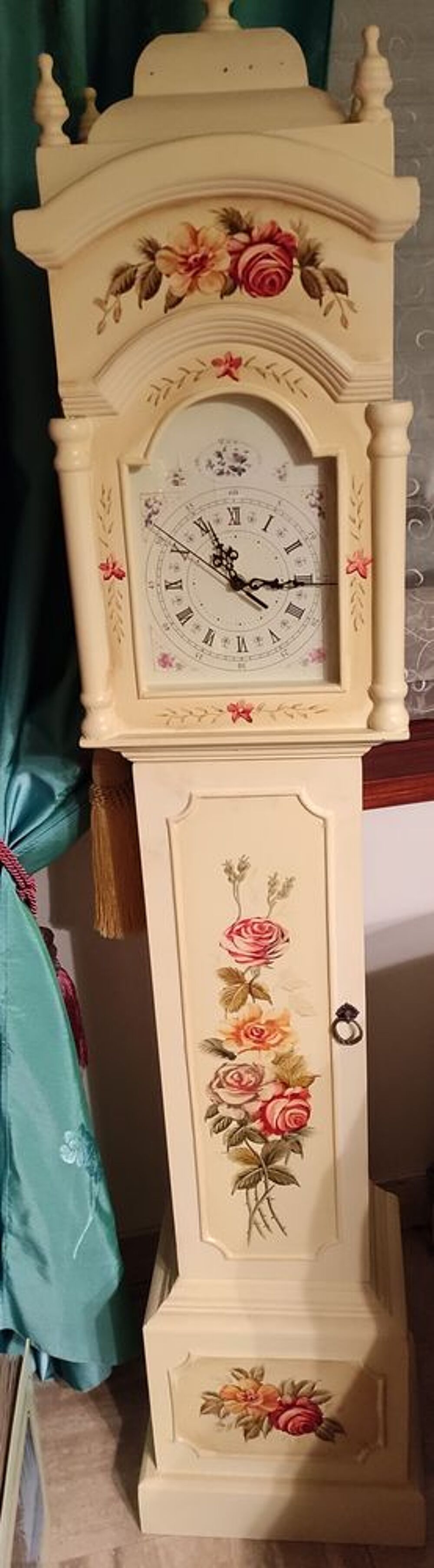 superbe horloge decorative peinture &agrave; la main sur bois Meubles
