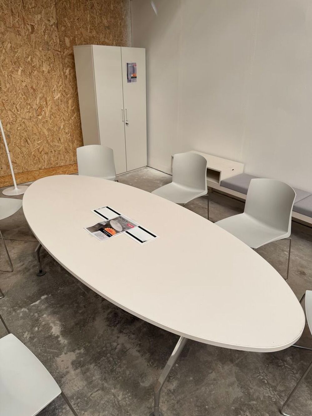 Table de r&eacute;union en bois avec ou sans passe cable
Meubles
