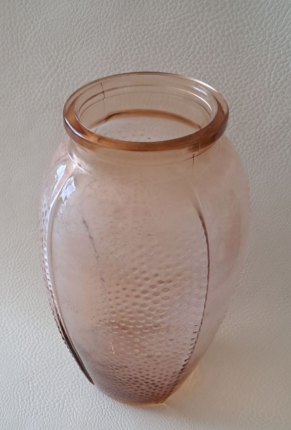 vase en verre moul&eacute; couleur rose avec reflets ambr&eacute; Décoration