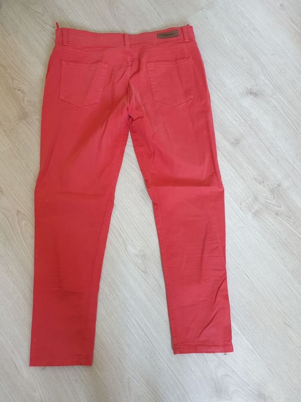 Pantalon Jean Biscote rouge taille 40 Vtements