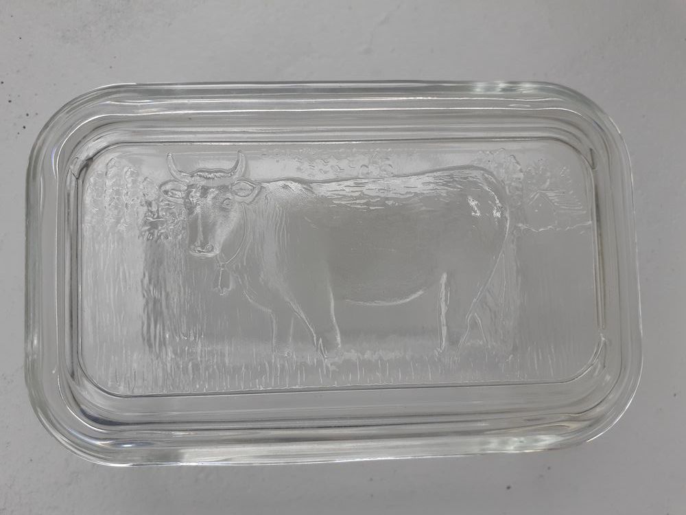 Beurrier en verre d&eacute;cor vache 1950 . 