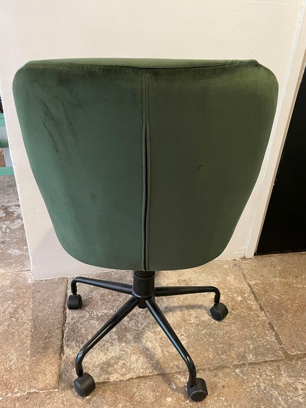 Chaise de bureau verte en velours et pivotante. Meubles