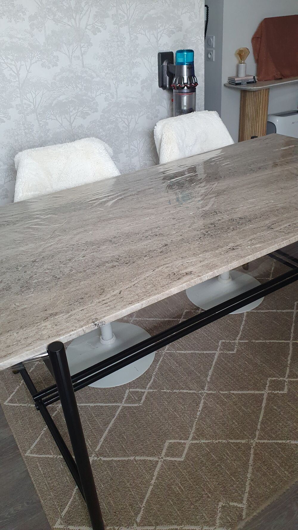 Table en marbre +4 chaises 
160&times;80 Meubles