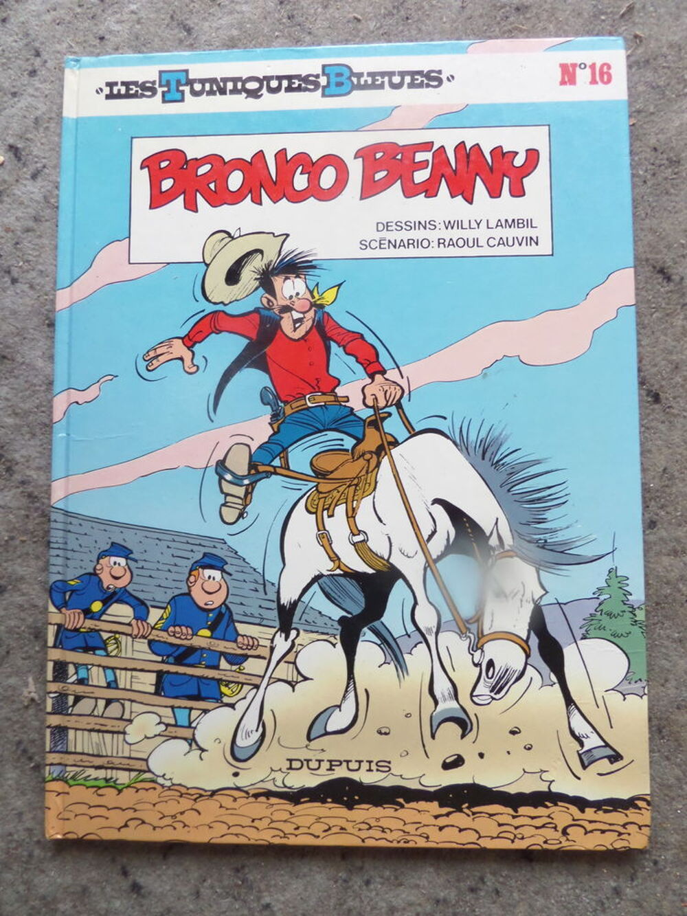 2 bandes dessin&eacute;es LES TUNIQUES BLEUES Livres et BD