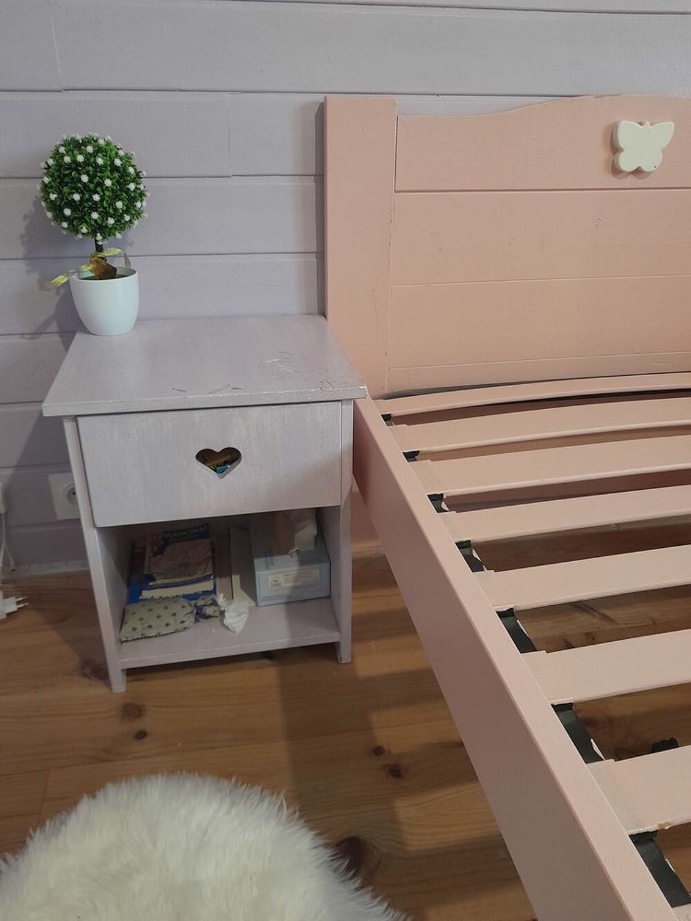 Lit enfant avec sommier et sa table de chevet Mobilier enfants
